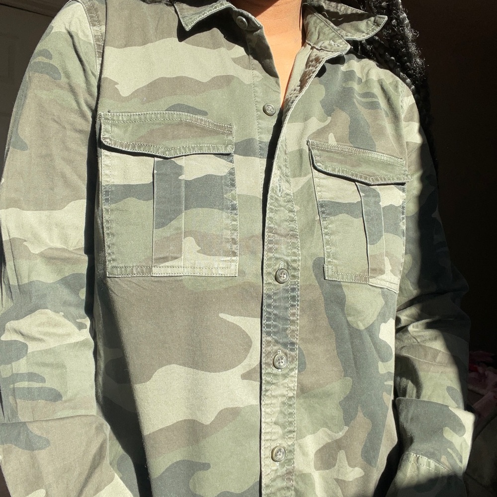 Color: Camouflage 
Size: SMALL
Price: $10 USD
Condition: Like New — Never Worn